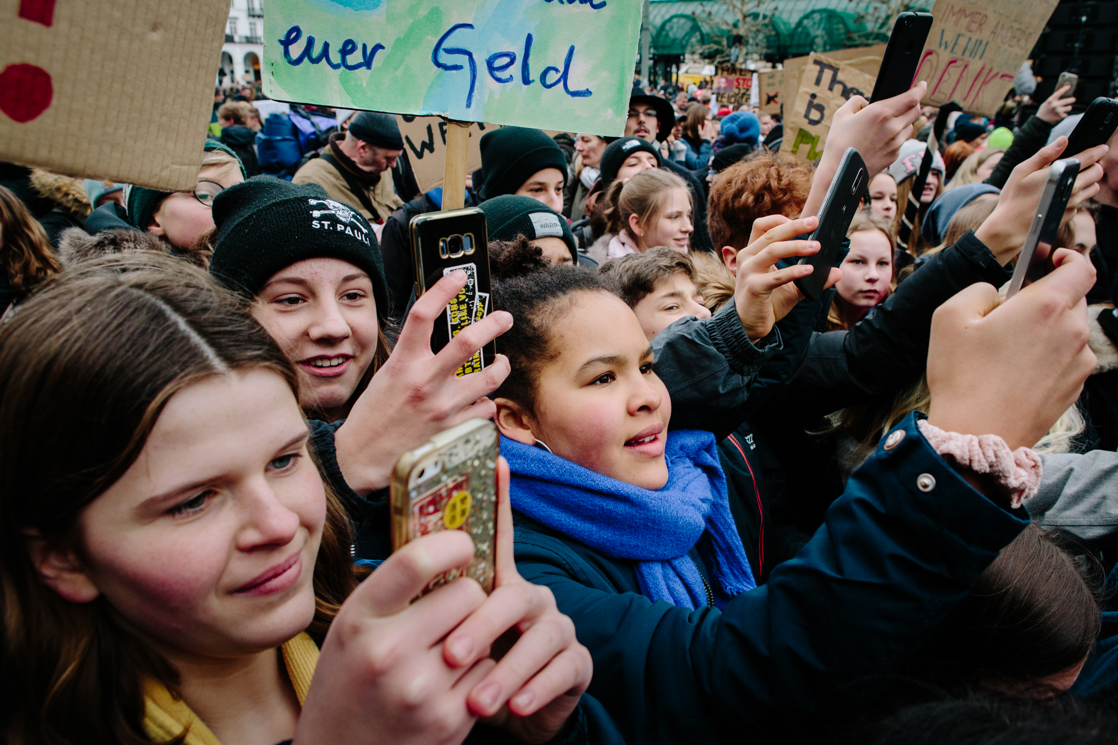 Jugendliche filmen und fotografieren Greta Thunberg mit ihren Smartphones in Hamburg