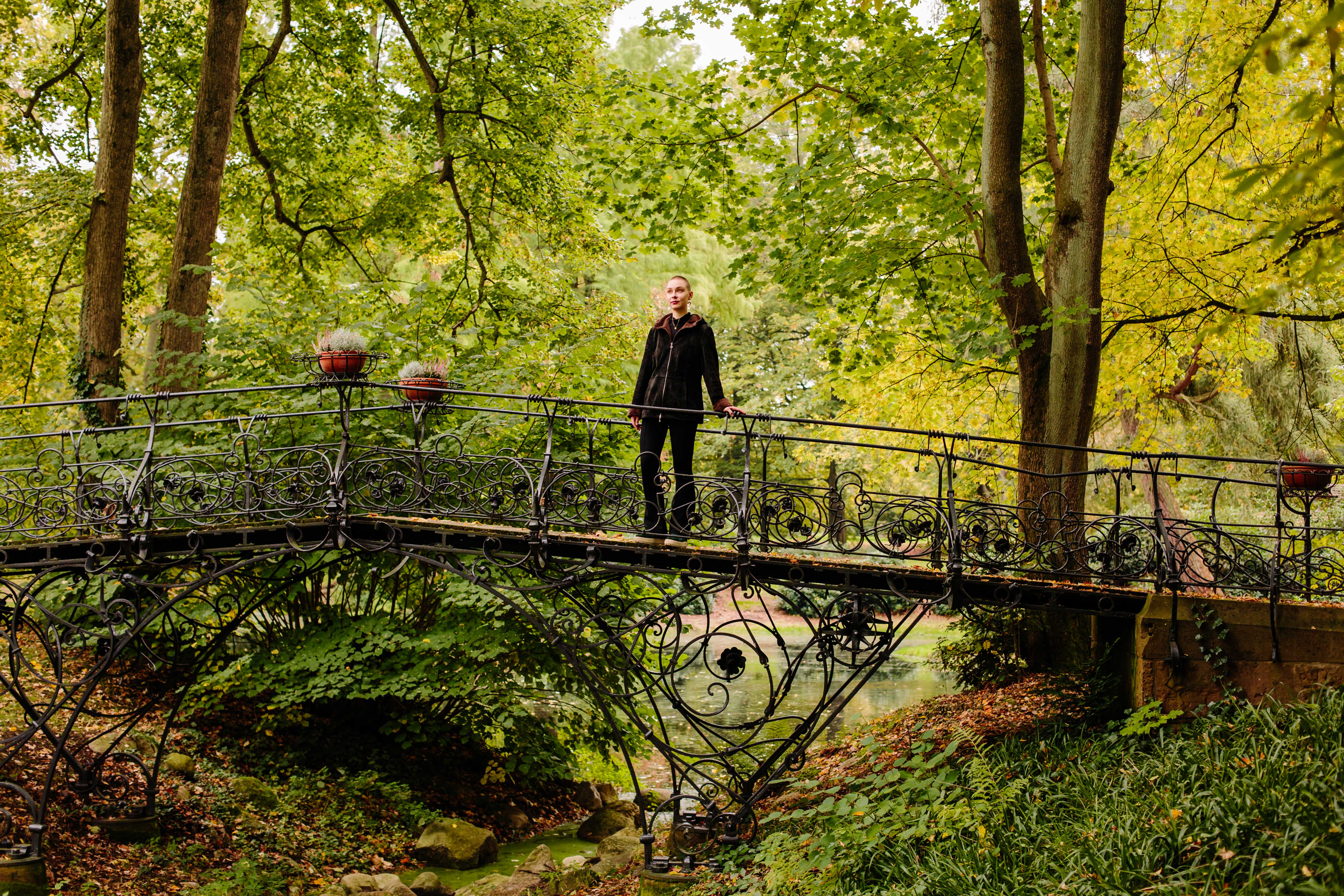 Sterbebegleiterin und Autorin Johanna Klug auf einer Brücke auf dem Ohlsdorfer Friedhof in Hamburg